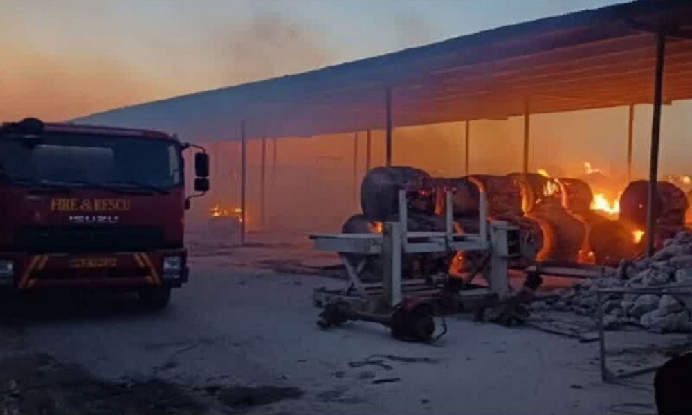 آتش سوزی در کارخانه کاغذ اشکذر کاغذ سازی تولید کاغذ یزد صنعت کاغذ اخبار کاغذ و مقوا